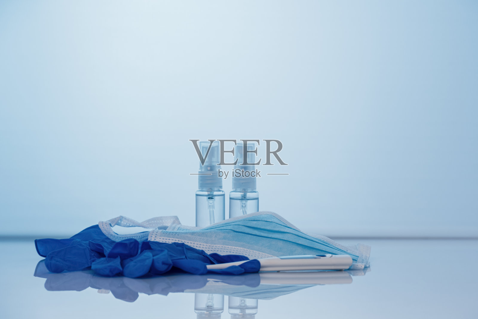 冠状病毒防护套装、洗手液、防护口罩、手套、温度计。照片摄影图片