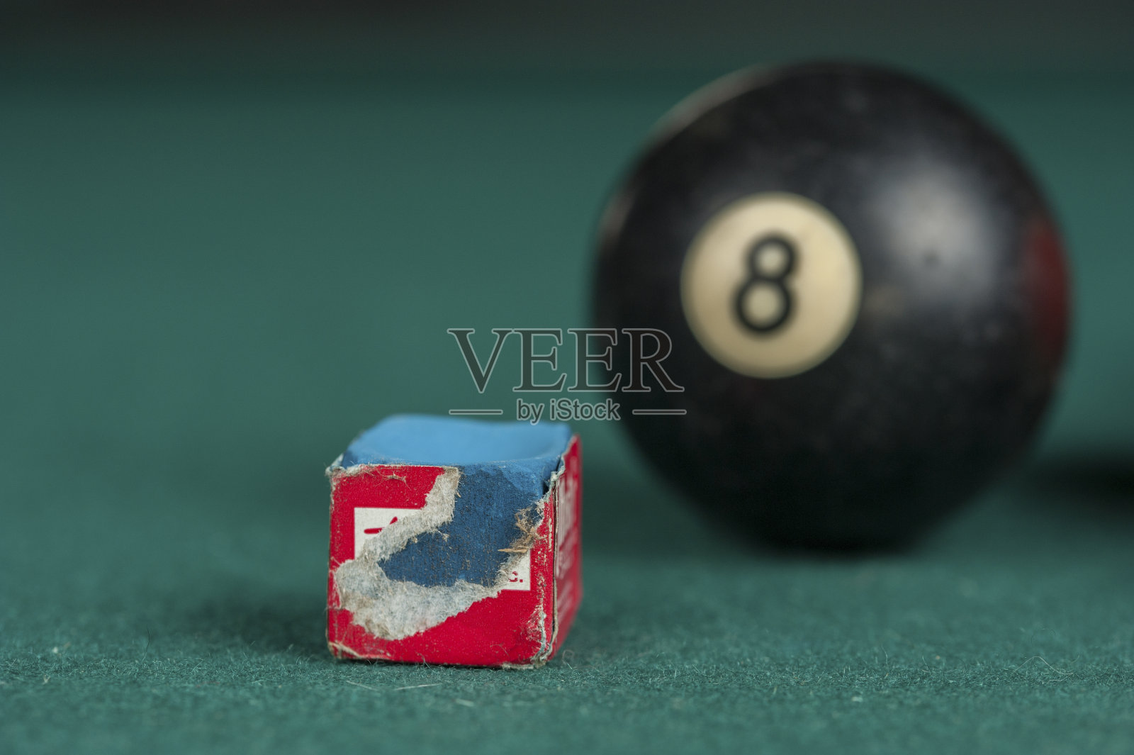 台球桌上的球和球杆。台球运动的概念。桌球桌上的粉笔块照片摄影图片