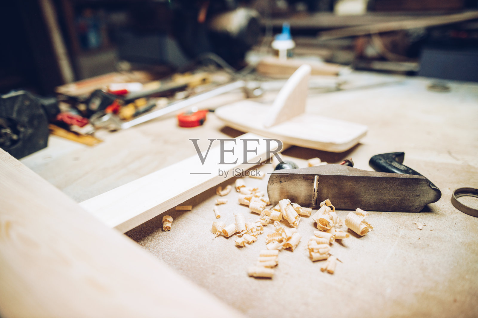 木匠的办公桌上有飞机模型照片摄影图片