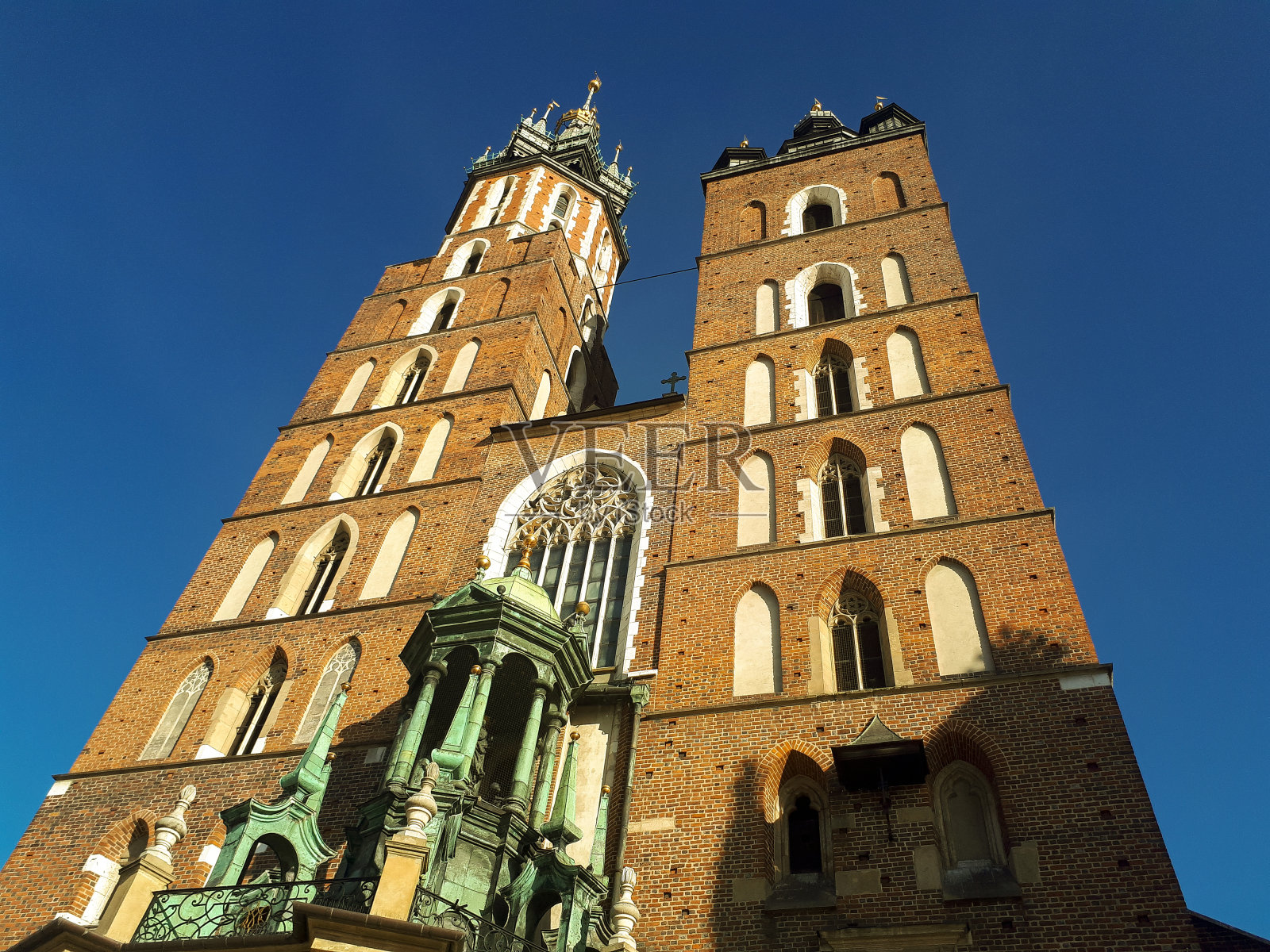 克拉科夫的塔和圣玛丽教堂。照片摄影图片