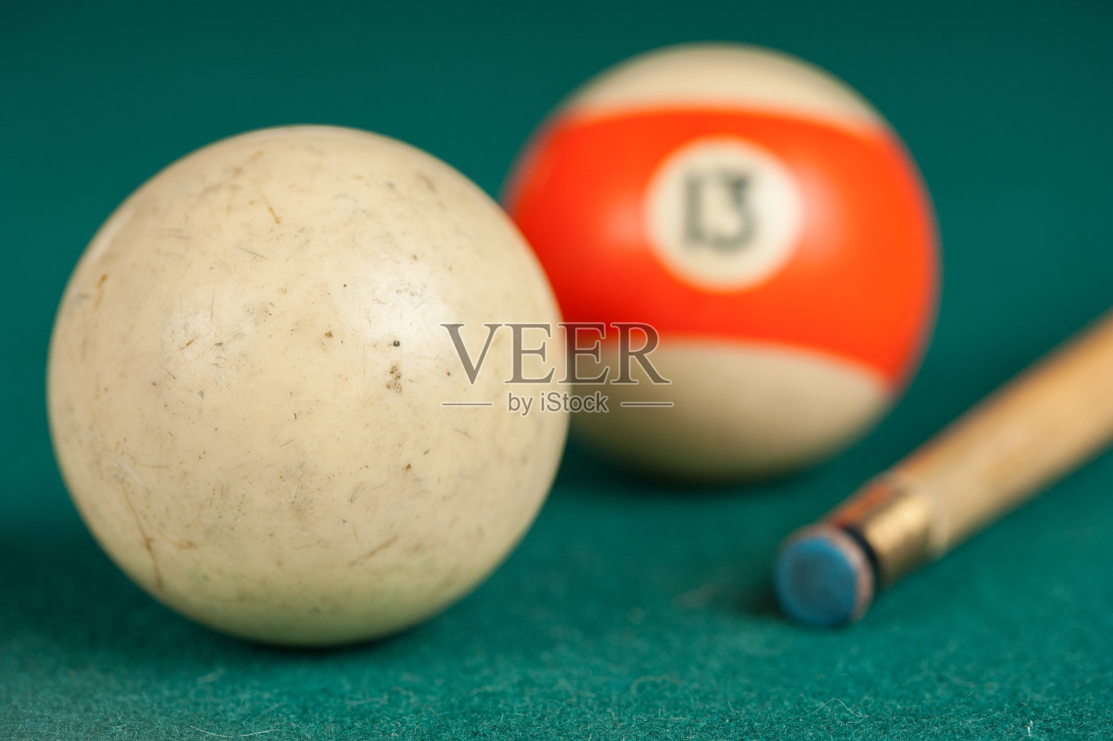 台球桌上的球和球杆。台球运动的概念照片摄影图片