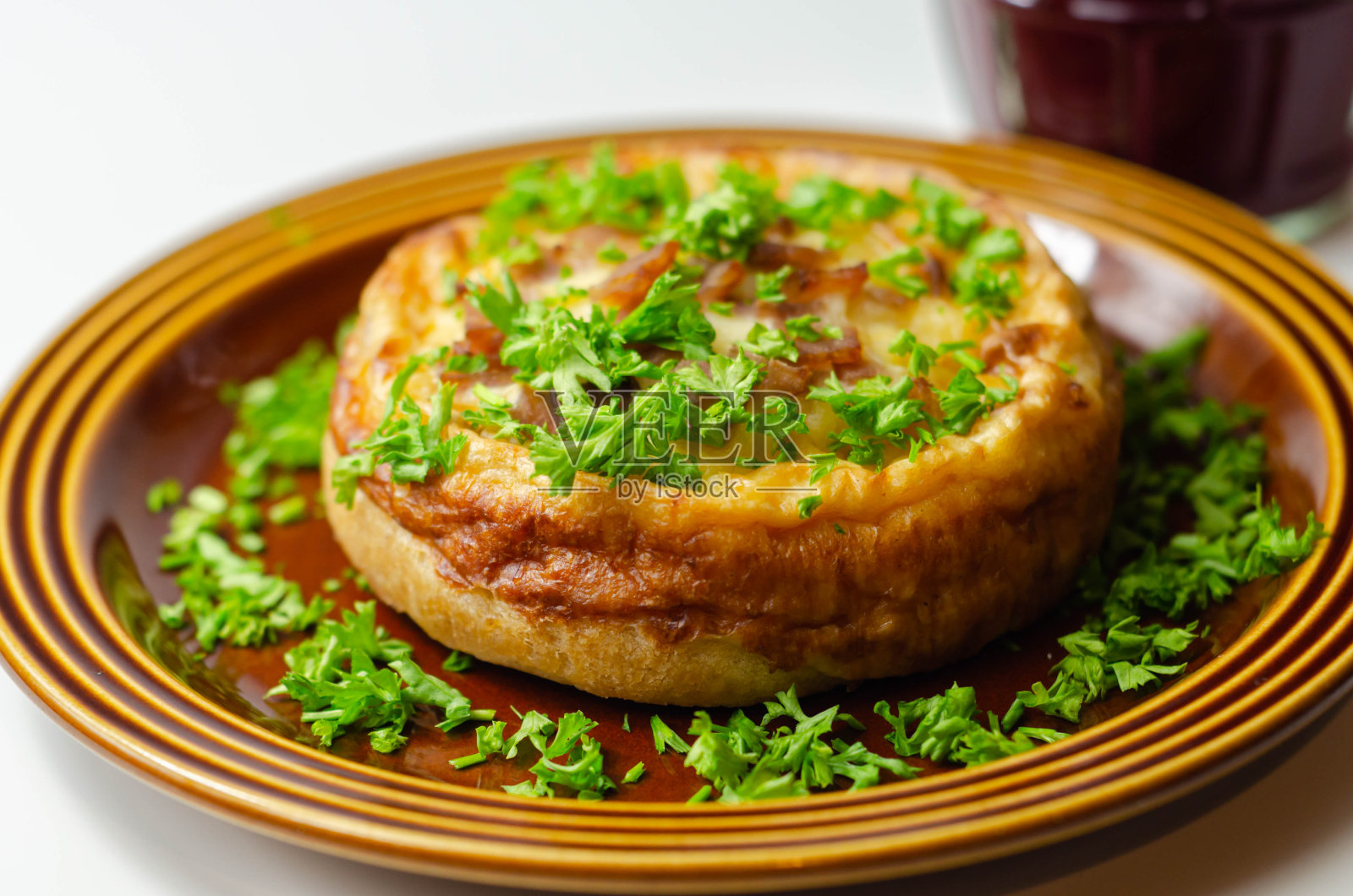 洛林乳蛋饼，烟熏培根和中等成熟的切达奶酪和蛋乳蛋饼馅在酥皮糕点照片摄影图片