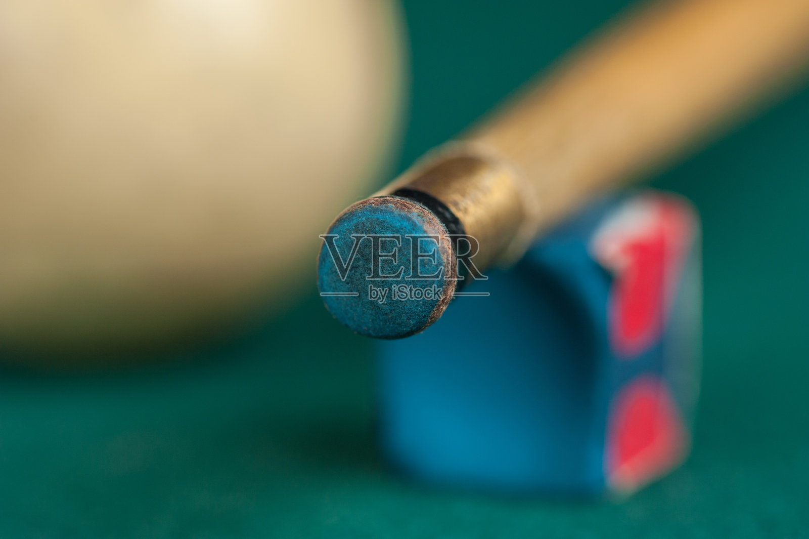 台球桌上的球和球杆。台球运动的概念照片摄影图片