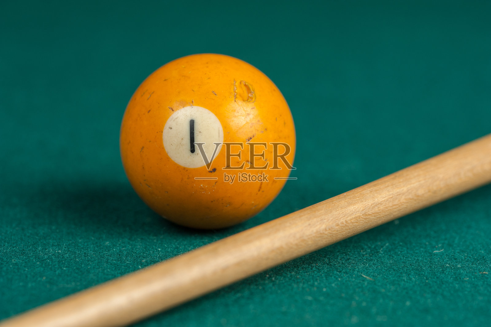 台球桌上的球和球杆。台球运动的概念照片摄影图片