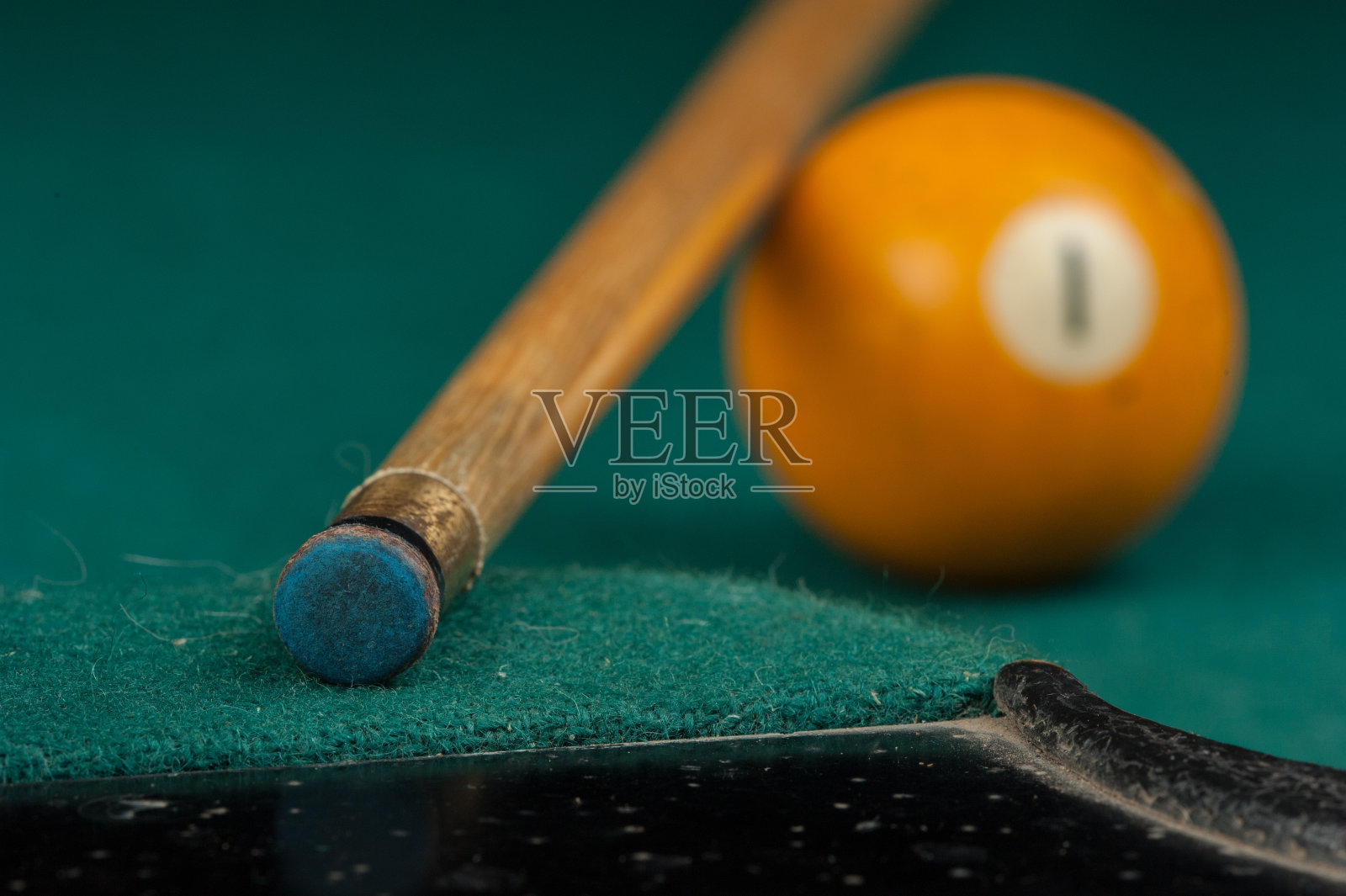 台球桌上的球和球杆。台球运动的概念照片摄影图片