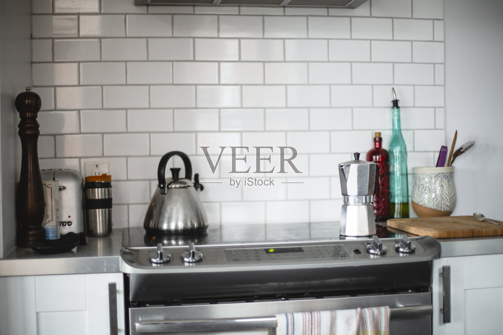 白色瓷砖的现代厨房照片摄影图片