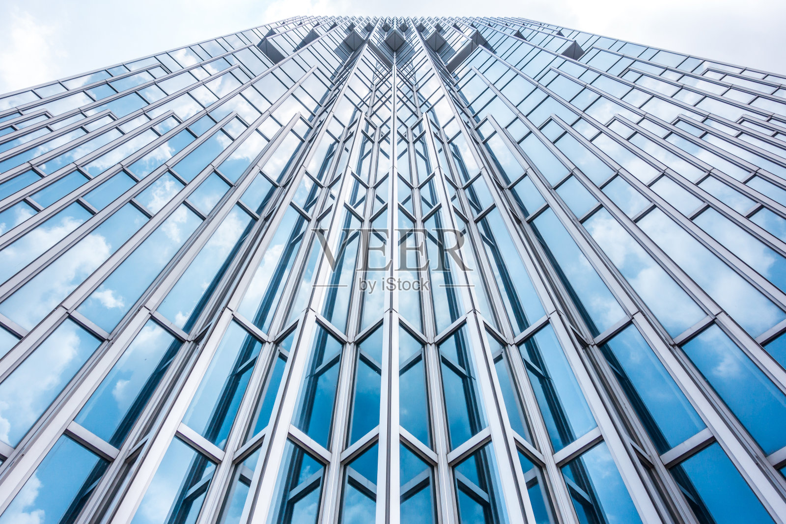 下方全景透视，以钢蓝玻璃高层建筑摩天楼，商业理念成功的工业建筑照片摄影图片