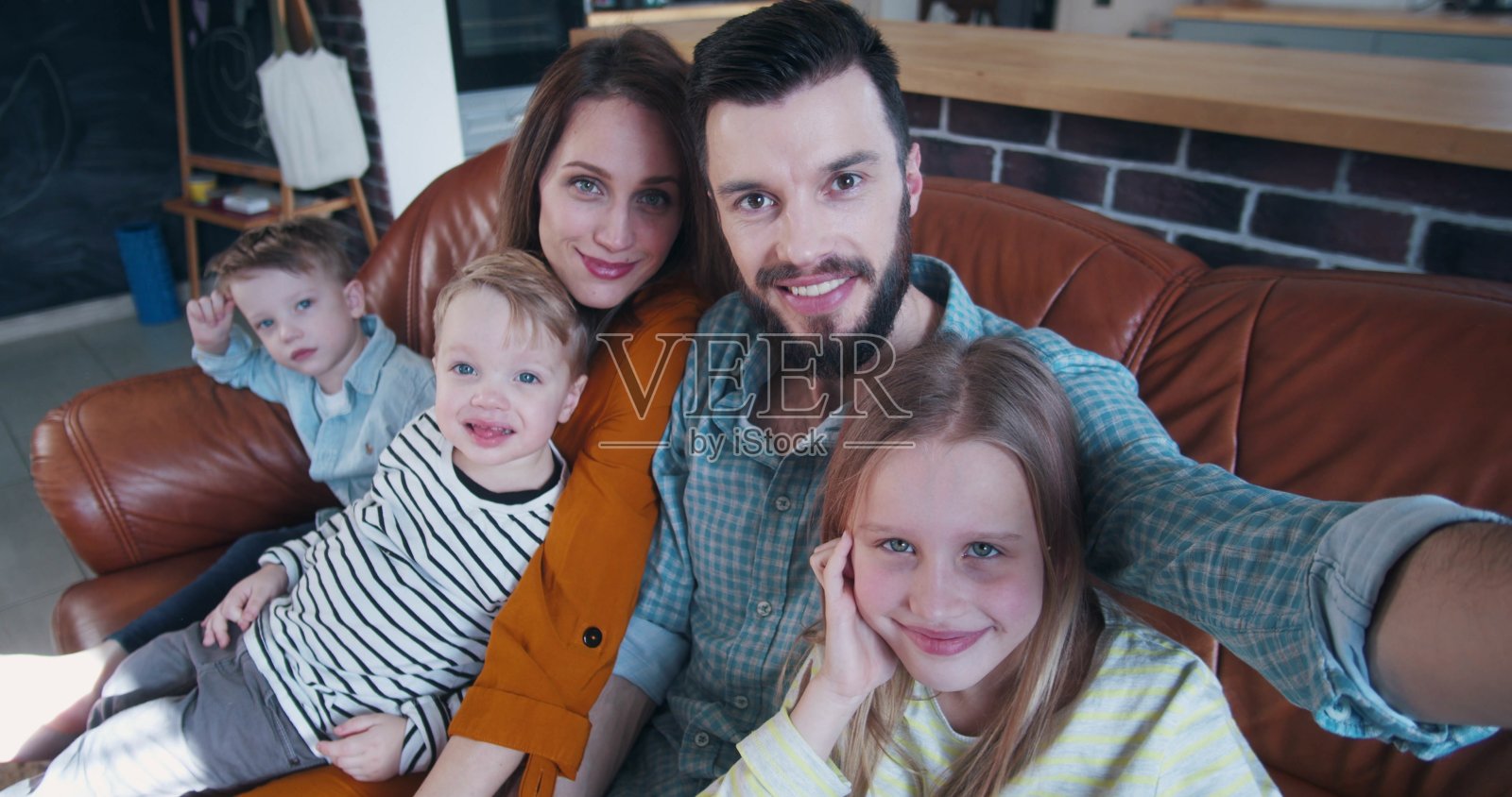 年轻的白人父母和三个孩子在家自拍照片摄影图片