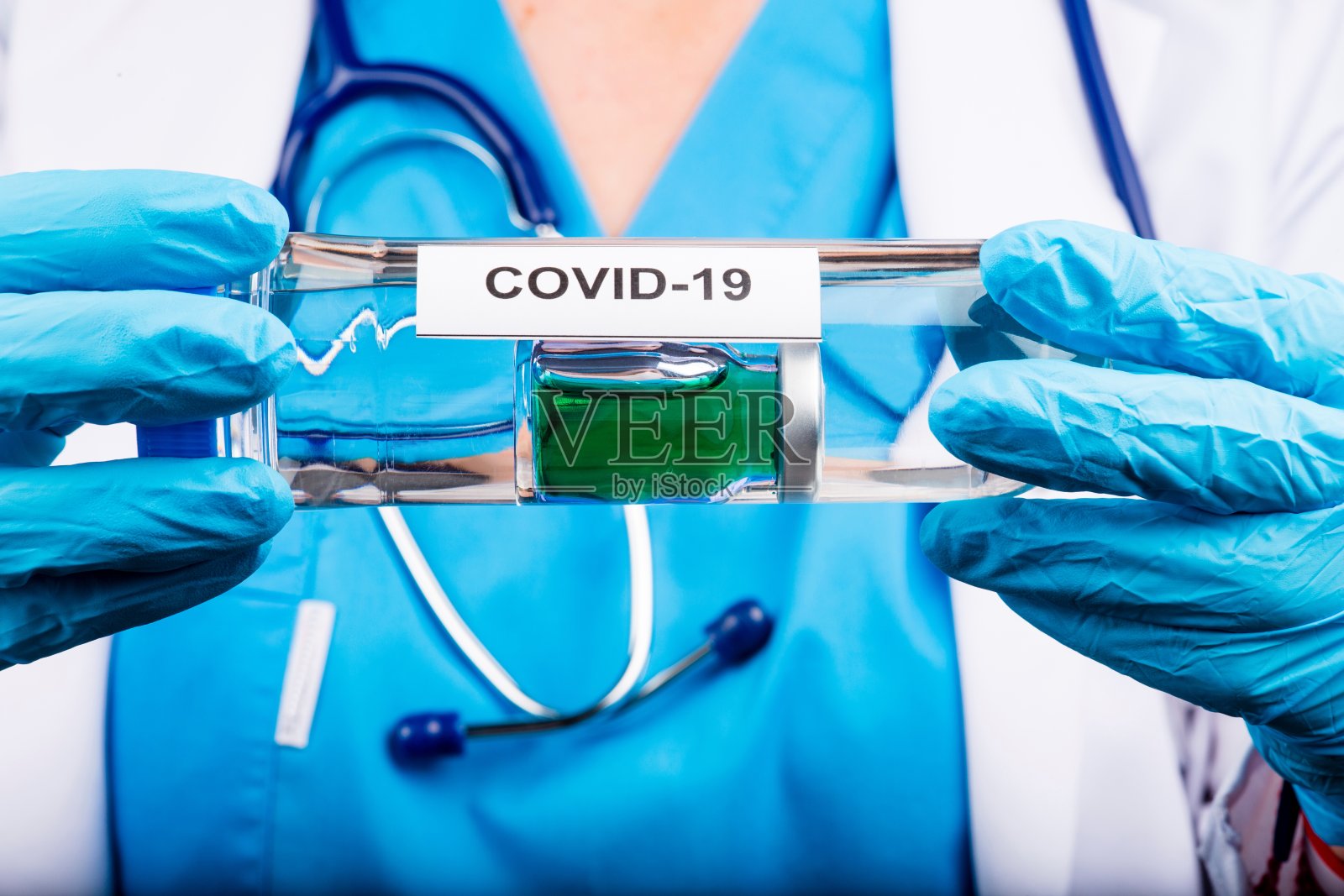 医生或护士手持丁腈手套，手持冠状病毒疫苗，接种疫苗，药物和药物概念，医疗保健治疗概念照片摄影图片