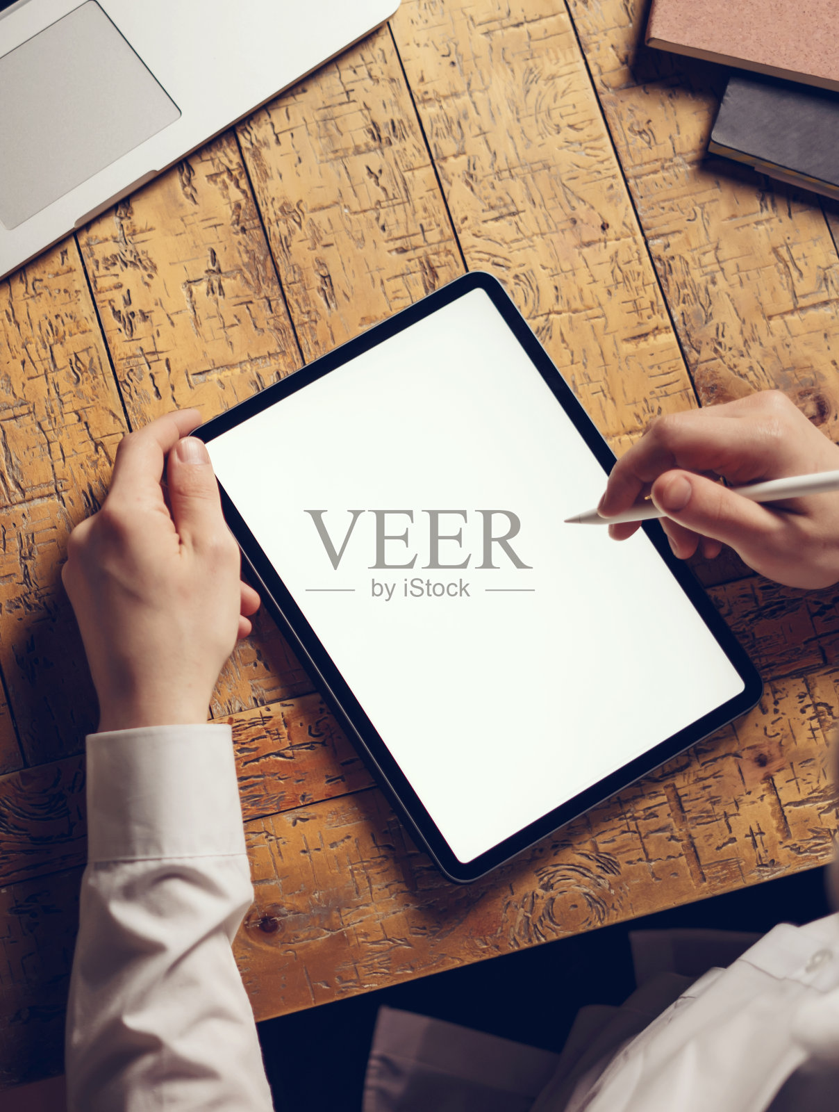 特写：男人的手持数字平板电脑，空白屏幕照片摄影图片