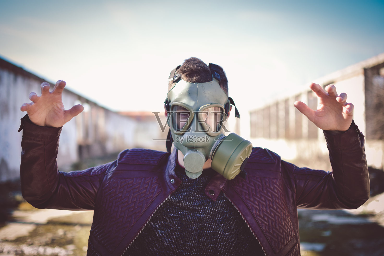 戴着防毒面具的男人照片摄影图片