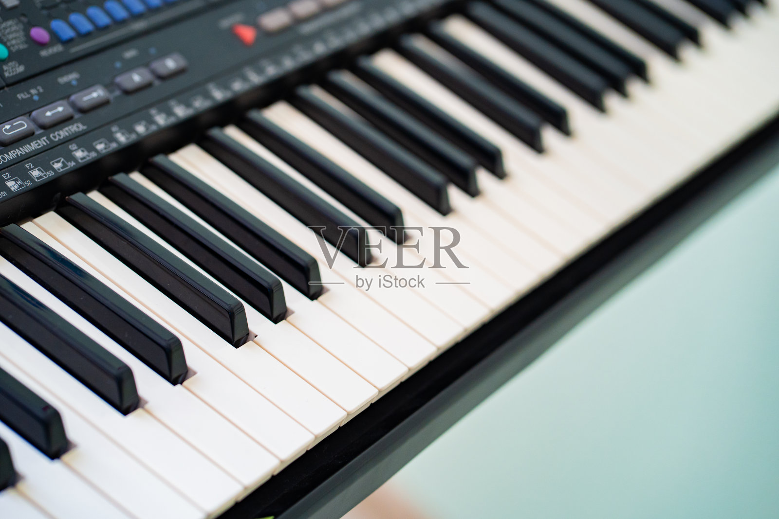 黑白琴键合成器。特写镜头。照片摄影图片