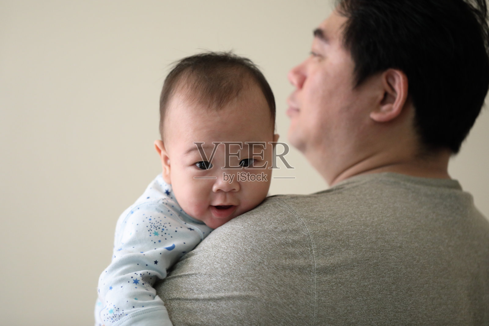 新生儿与父亲照片摄影图片