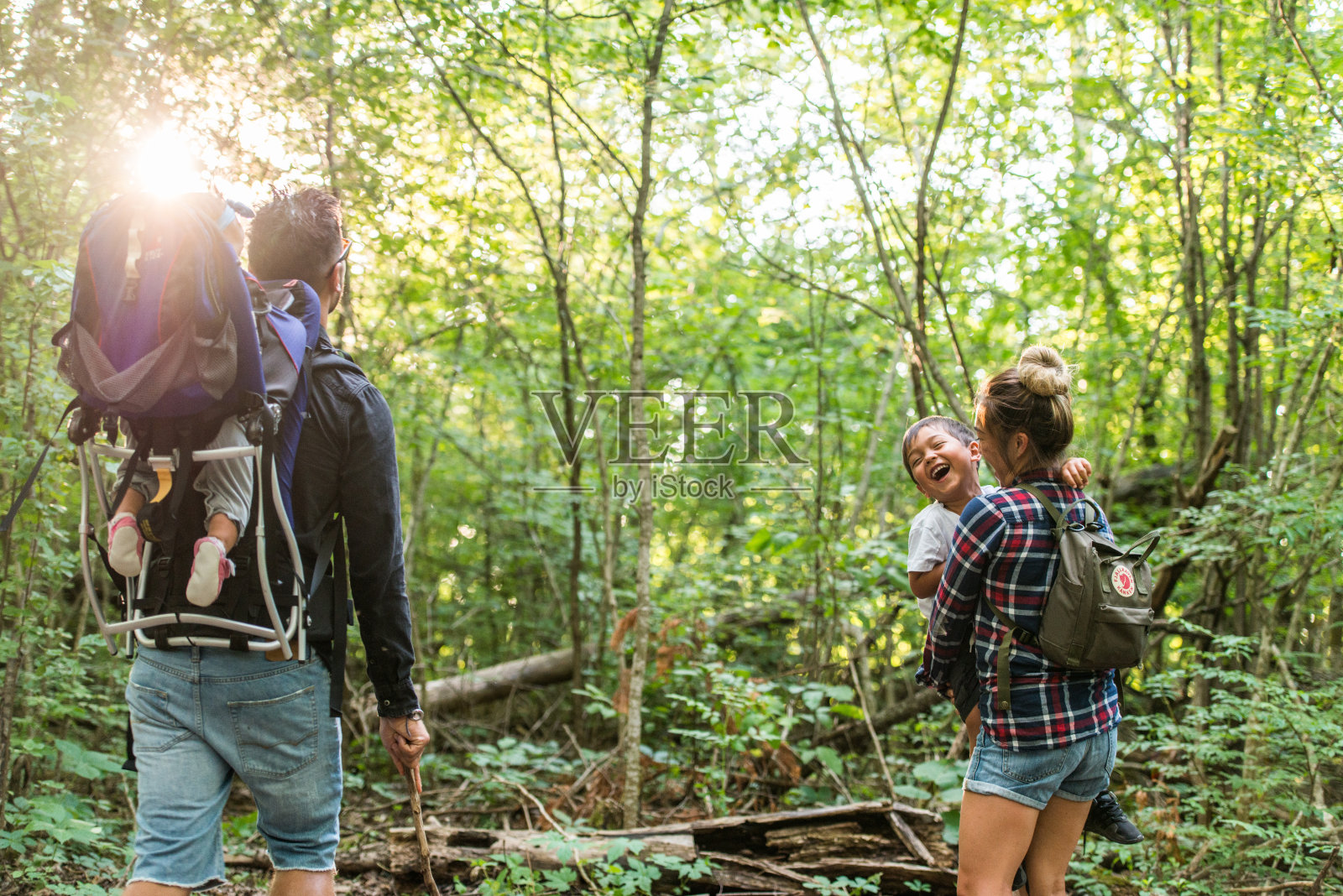 在自然中漫步的一家人的照片照片摄影图片