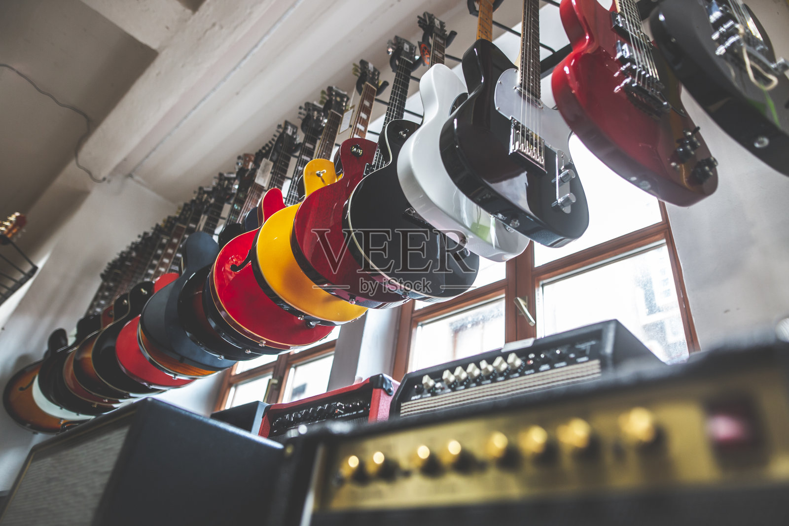 近距离的专业电吉他在乐器店排，器乐概念照片摄影图片