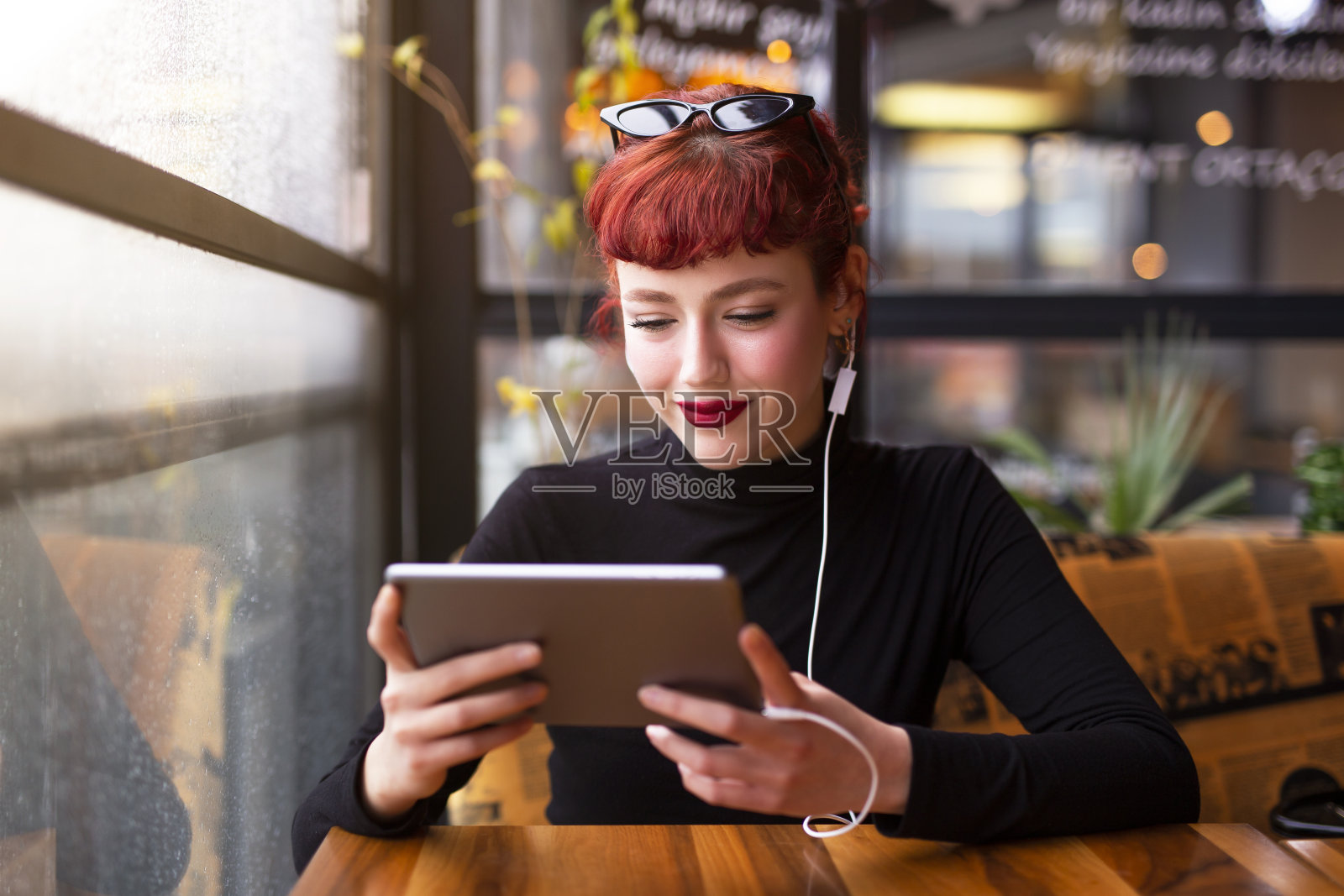 使用平板电脑的年轻女孩照片摄影图片