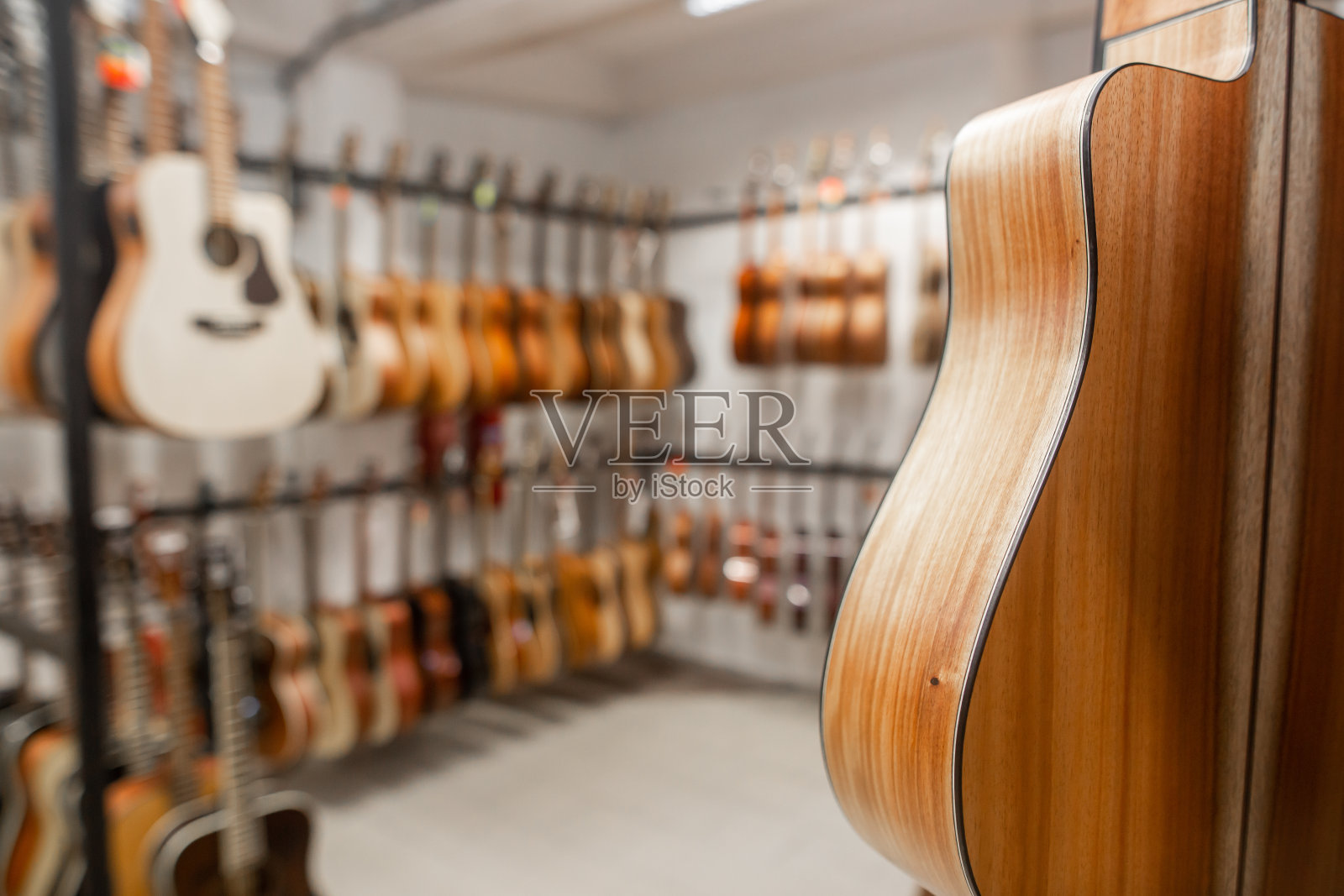 近景现代，木吉他，观乐器店，音乐器乐概念照片摄影图片