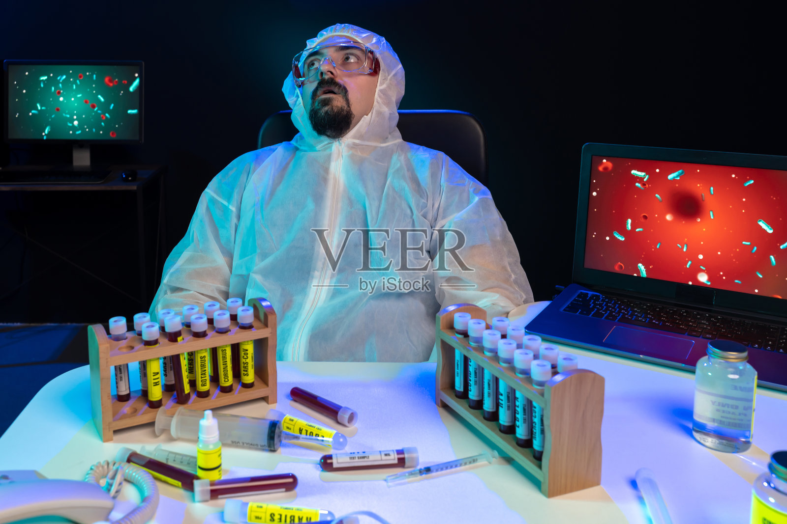 办公室里绝望和劳累过度的实验室科学家照片摄影图片