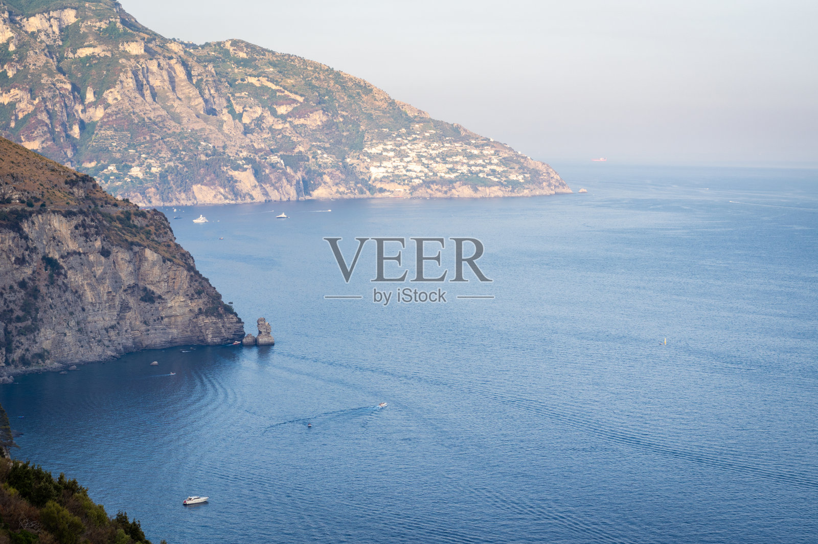 阿马尔菲海岸悬崖，前景是普拉亚诺照片摄影图片