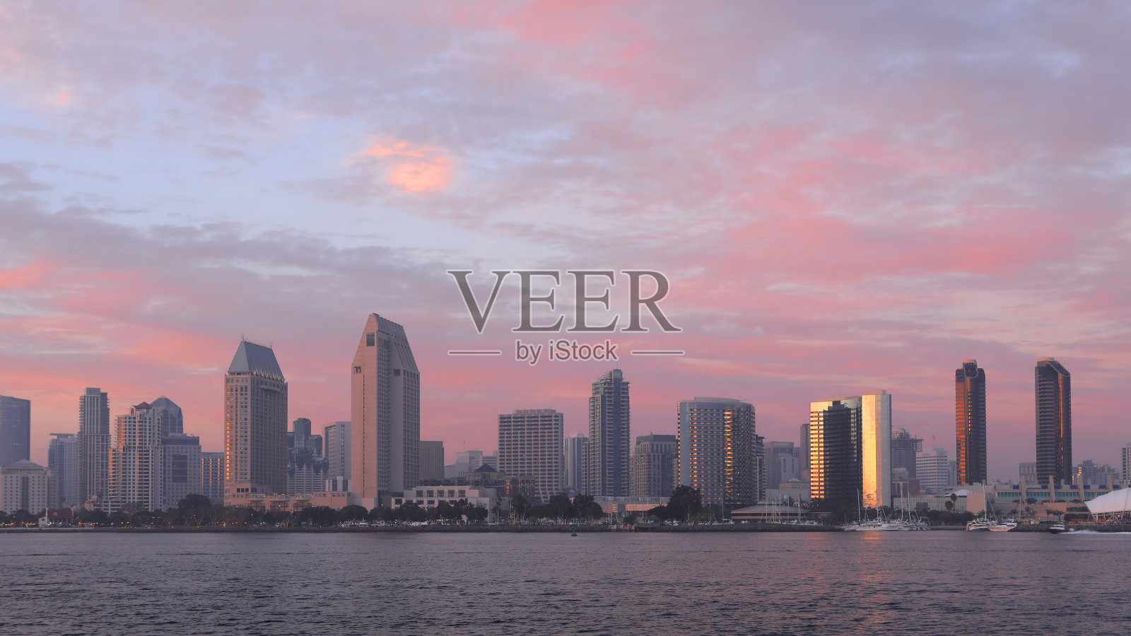 黄昏时分，加州圣地亚哥的天际线照片摄影图片