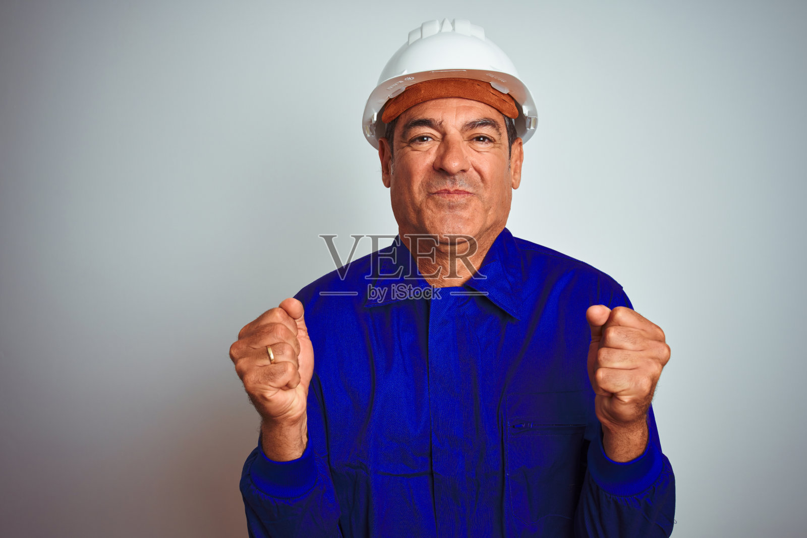 举起双臂，闭着眼睛庆祝胜利的工人照片摄影图片