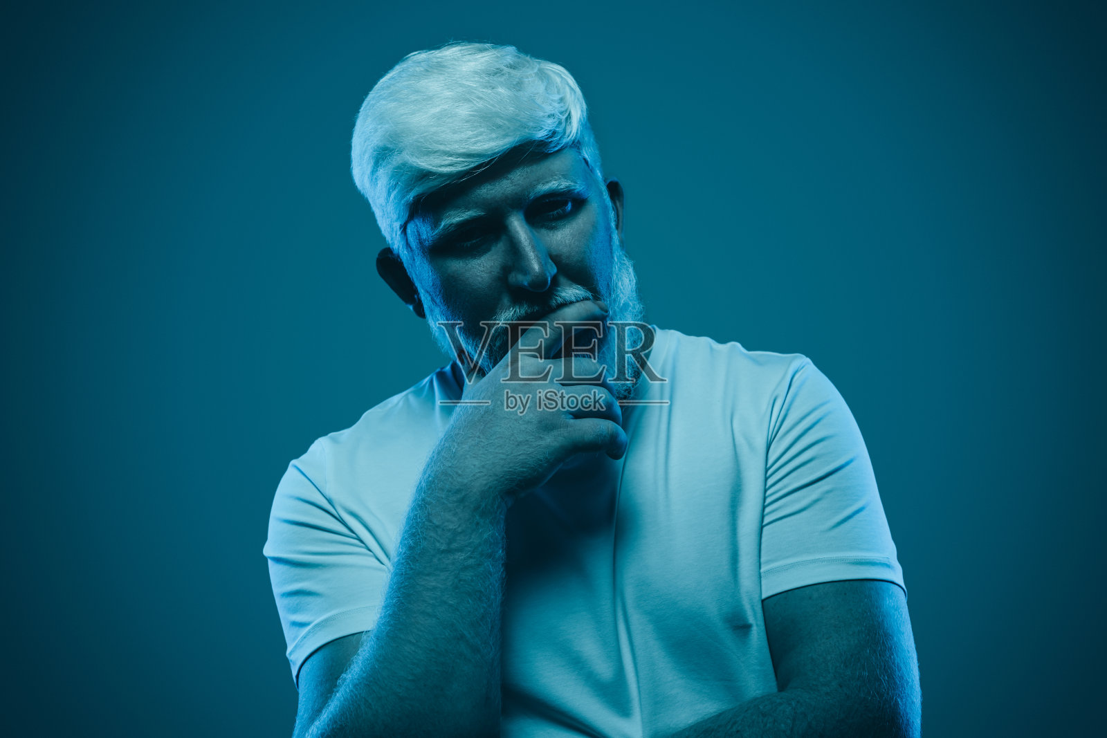 沉思的白化病男子看着镜头照片摄影图片