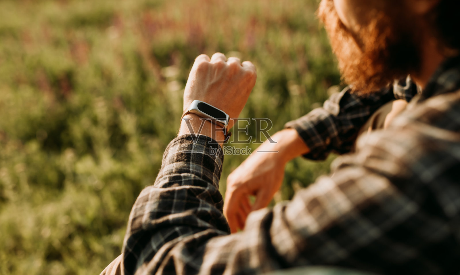 徒步旅行者查看智能手表照片摄影图片