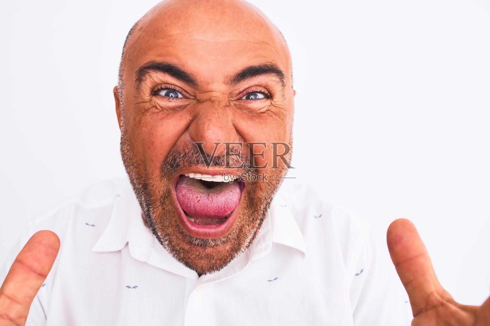 穿着优雅衬衫的中年帅气男人，非常高兴和兴奋，以胜利的表情尖叫欢呼照片摄影图片