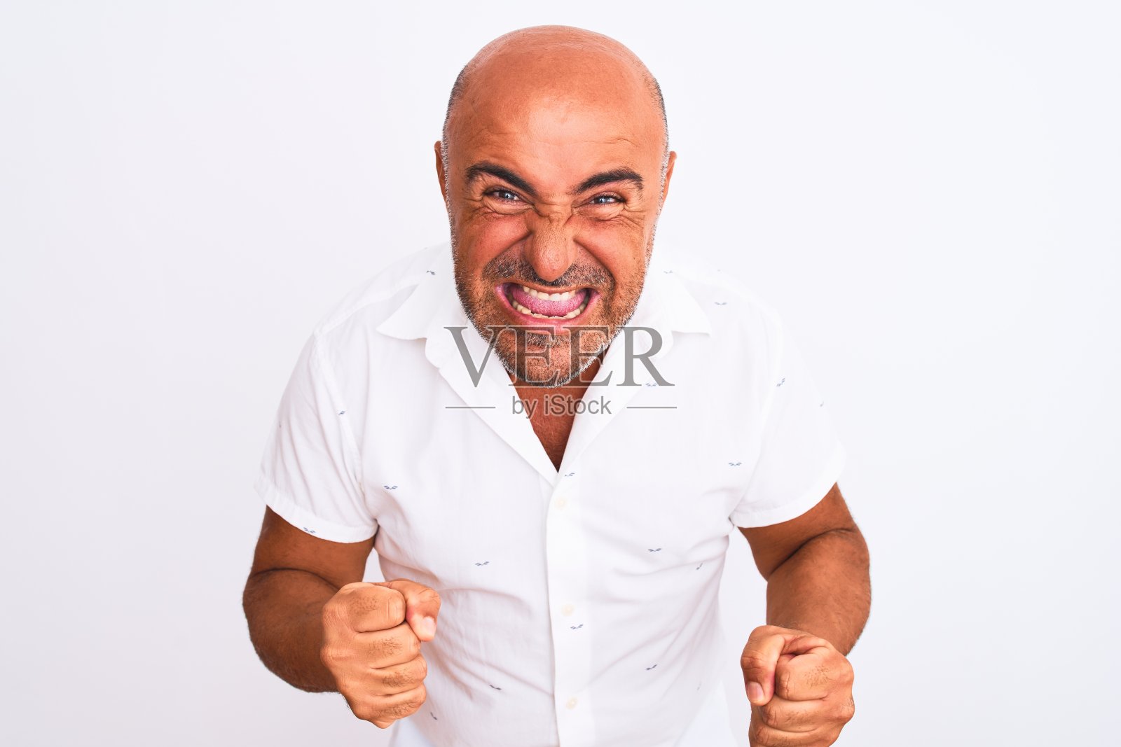 穿着优雅衬衫的中年男子，举起双臂，面带微笑，为成功欢呼照片摄影图片