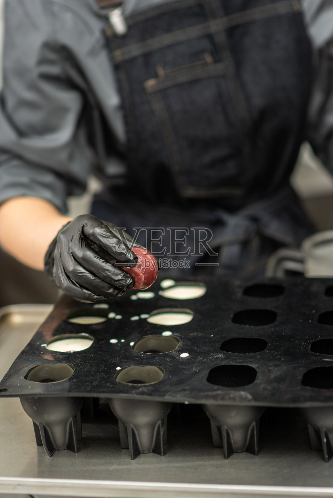 糖果手套制作巧克力的形式照片摄影图片