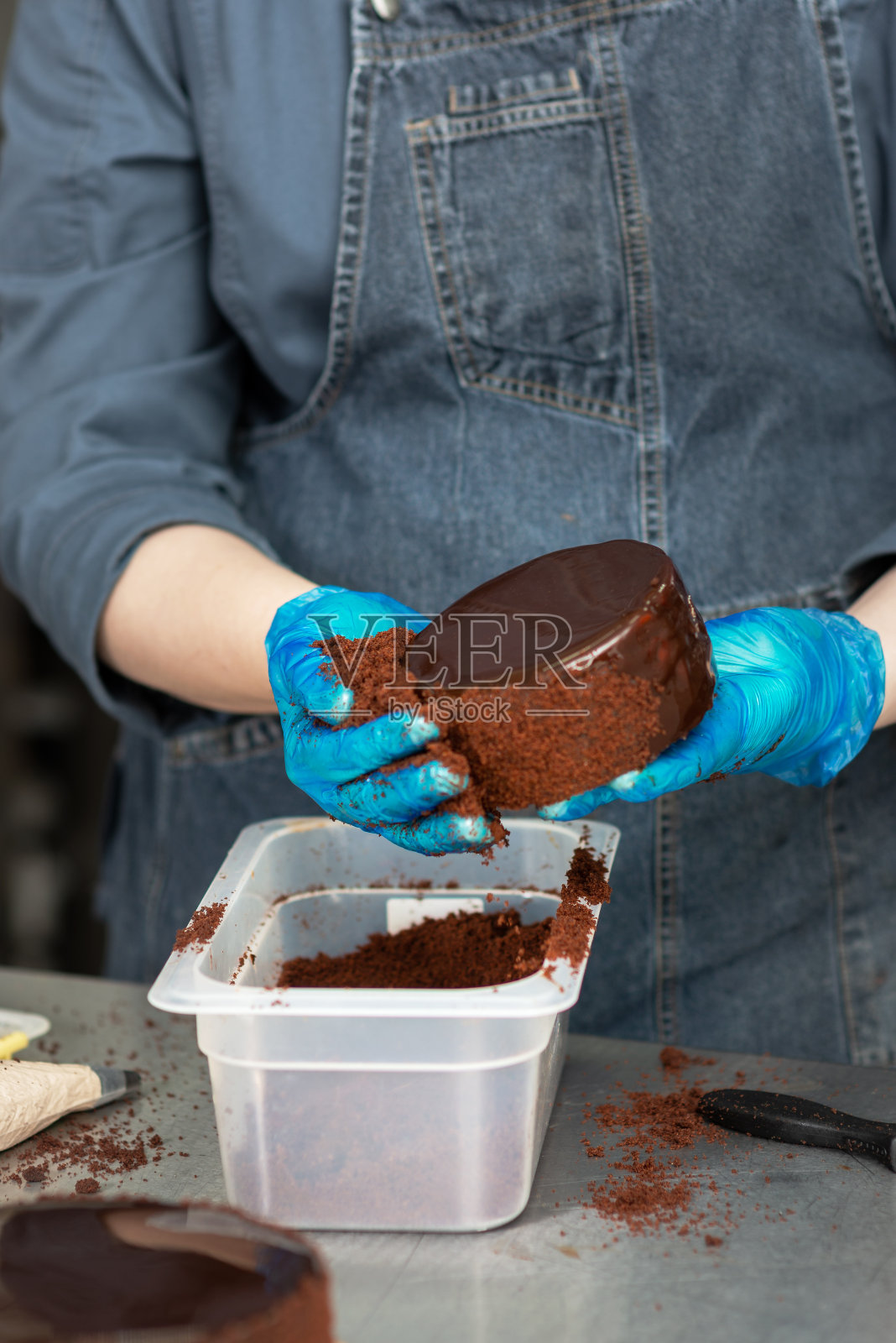 糖果商用糖霜和奶油制作巧克力蛋糕照片摄影图片