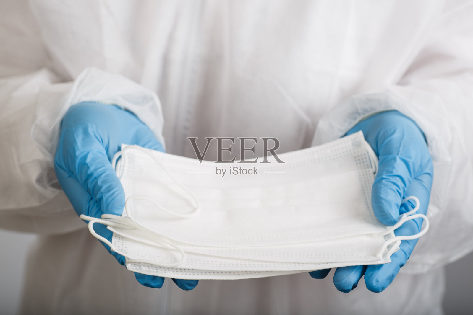 医生的手与一些医用口罩，以防止感染照片摄影图片