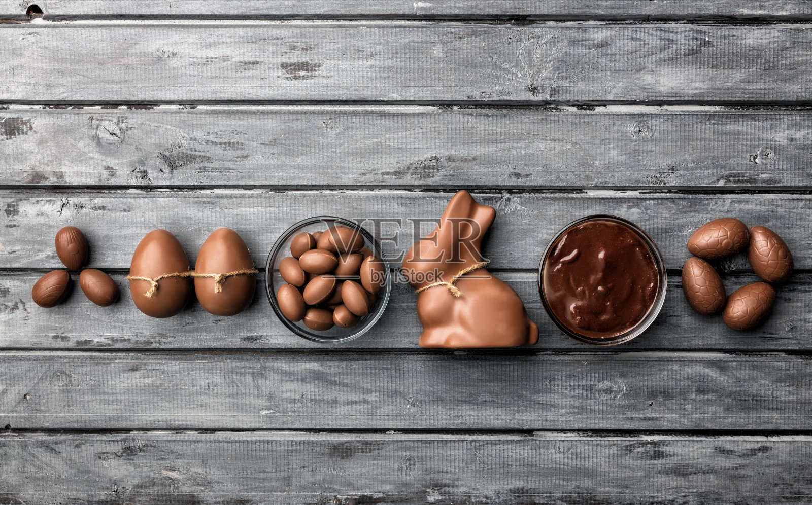 美味的复活节巧克力兔子，鸡蛋和糖果照片摄影图片