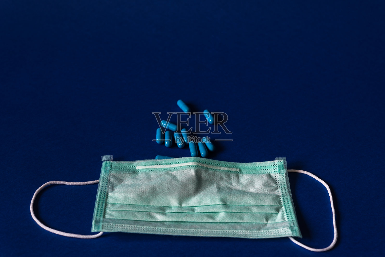 新型冠状病毒肺炎(Covid-19)由世界卫生组织正式命名为Covid-19。带耳圈自我隔离的防护口罩照片摄影图片