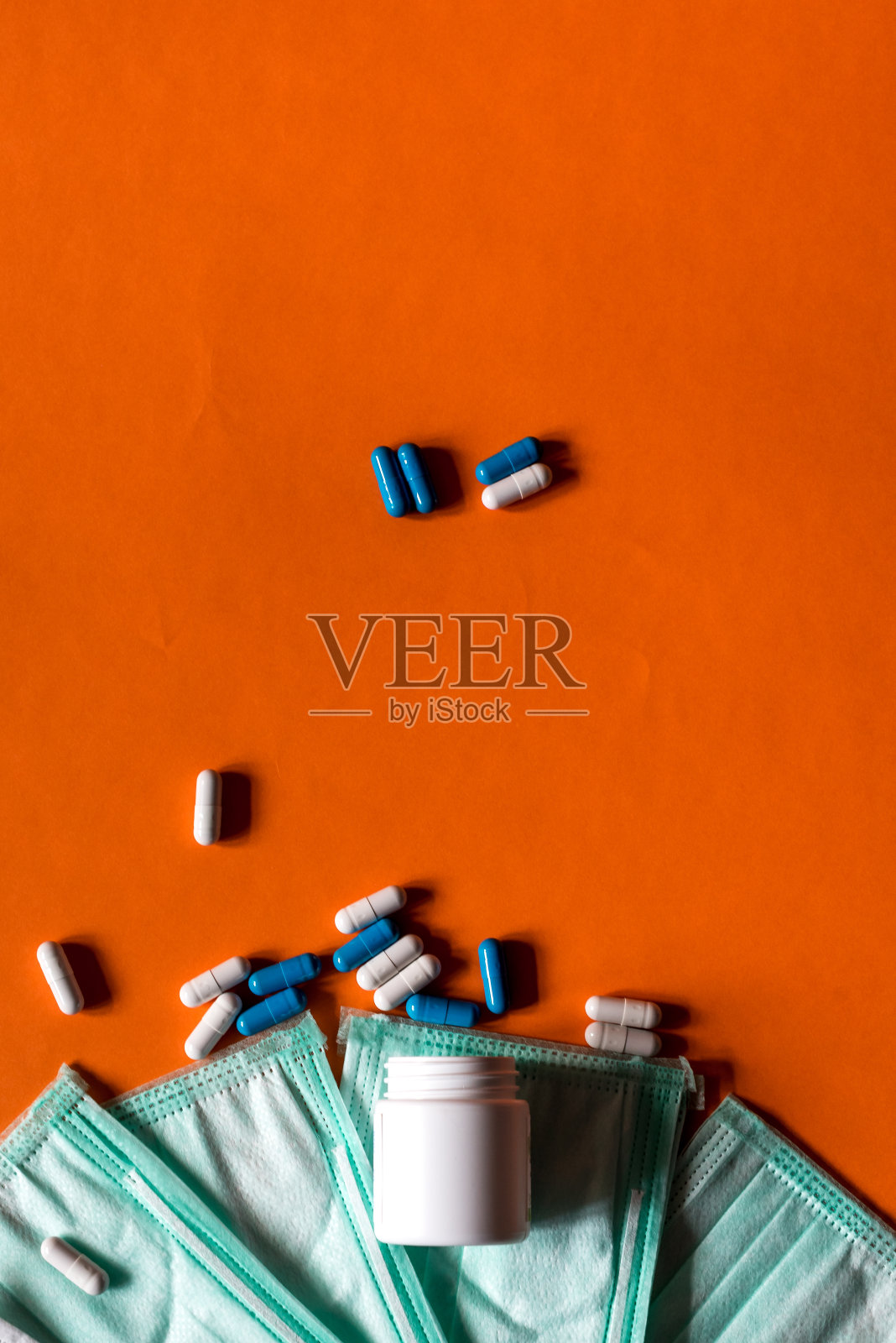 新型冠状病毒肺炎(Covid-19)由世界卫生组织正式命名为Covid-19。带耳圈自我隔离的防护口罩照片摄影图片