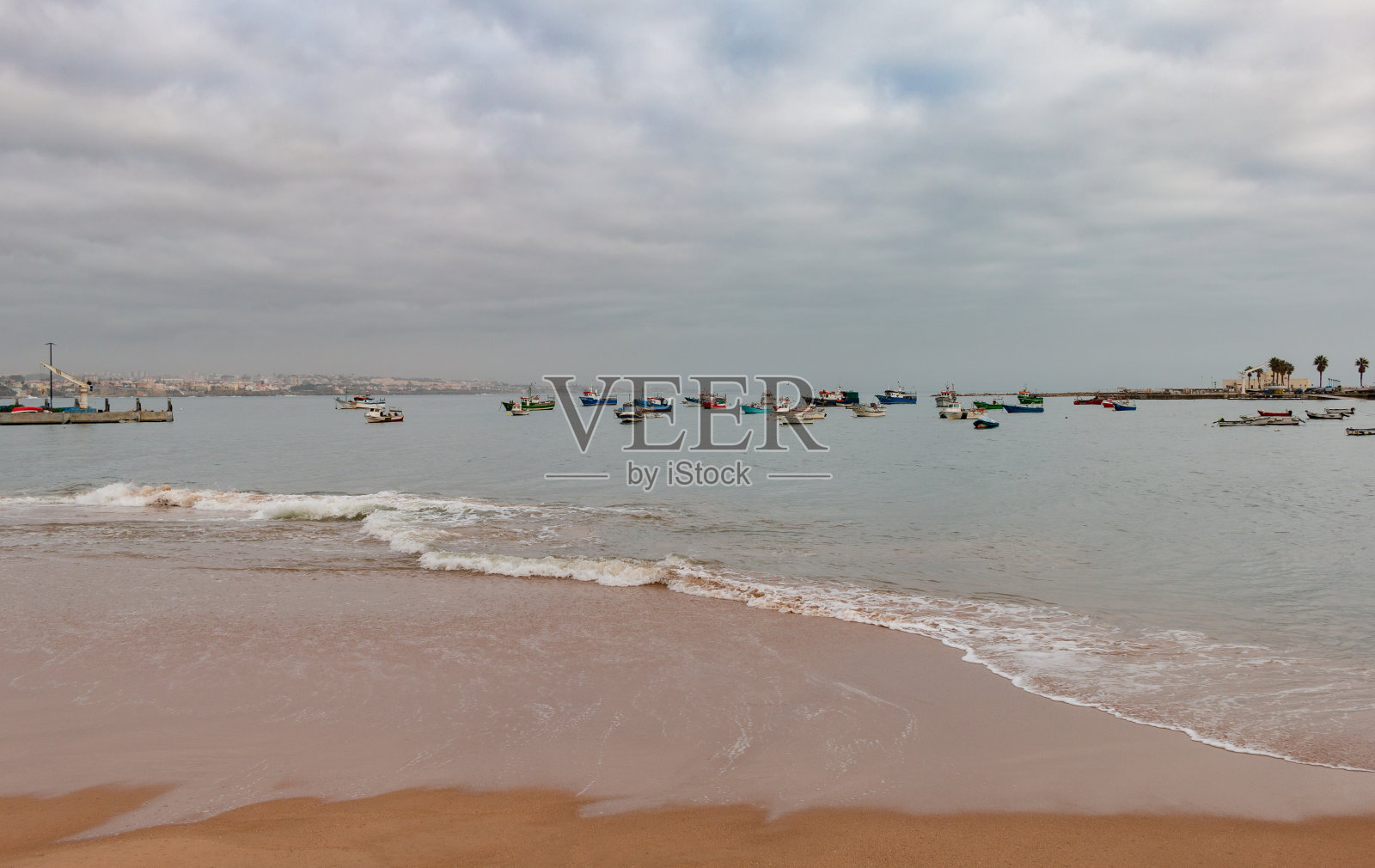 色彩斑斓的渔船照片摄影图片