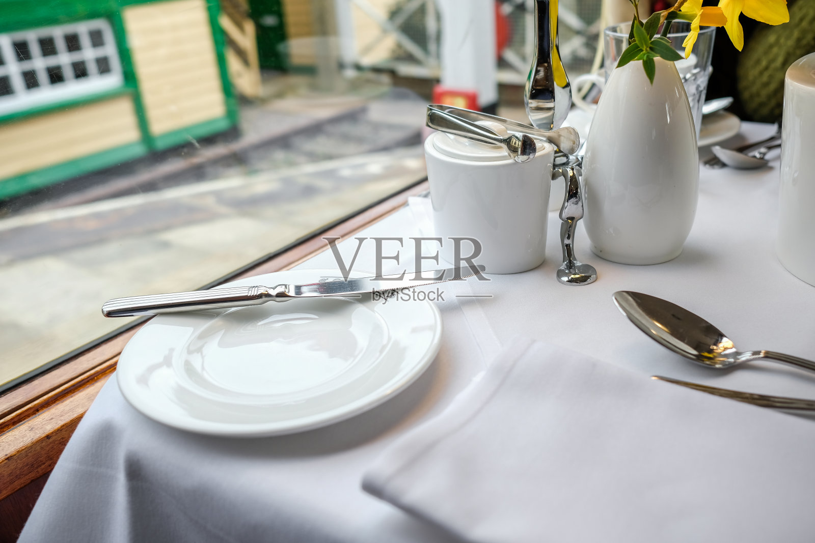 老式火车车厢上的银制餐具，展示了各种各样的银制餐具，餐车上的餐具。照片摄影图片