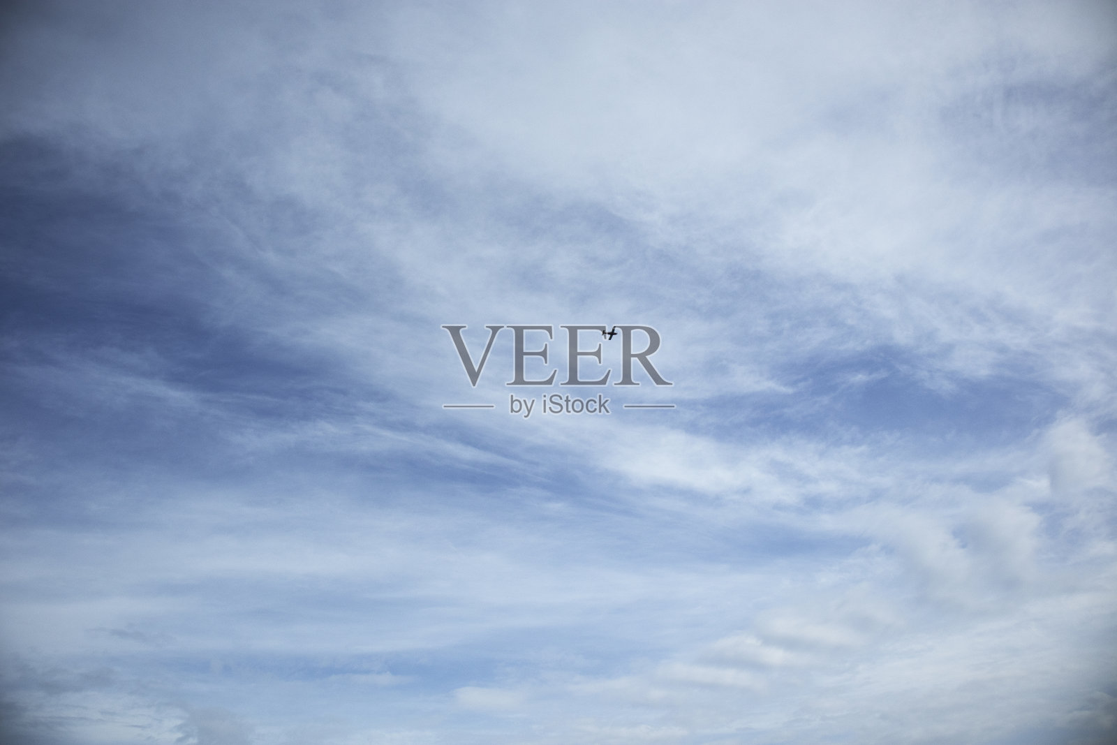 蓝天白云和远处飞机的剪影照片摄影图片