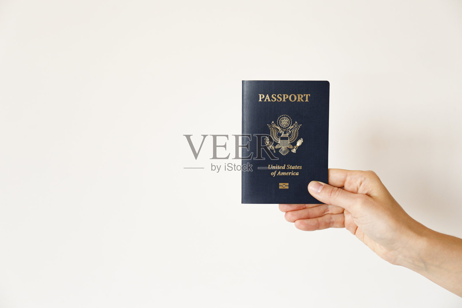 美国公民的护照。背景亮的身份证明文件。照片摄影图片