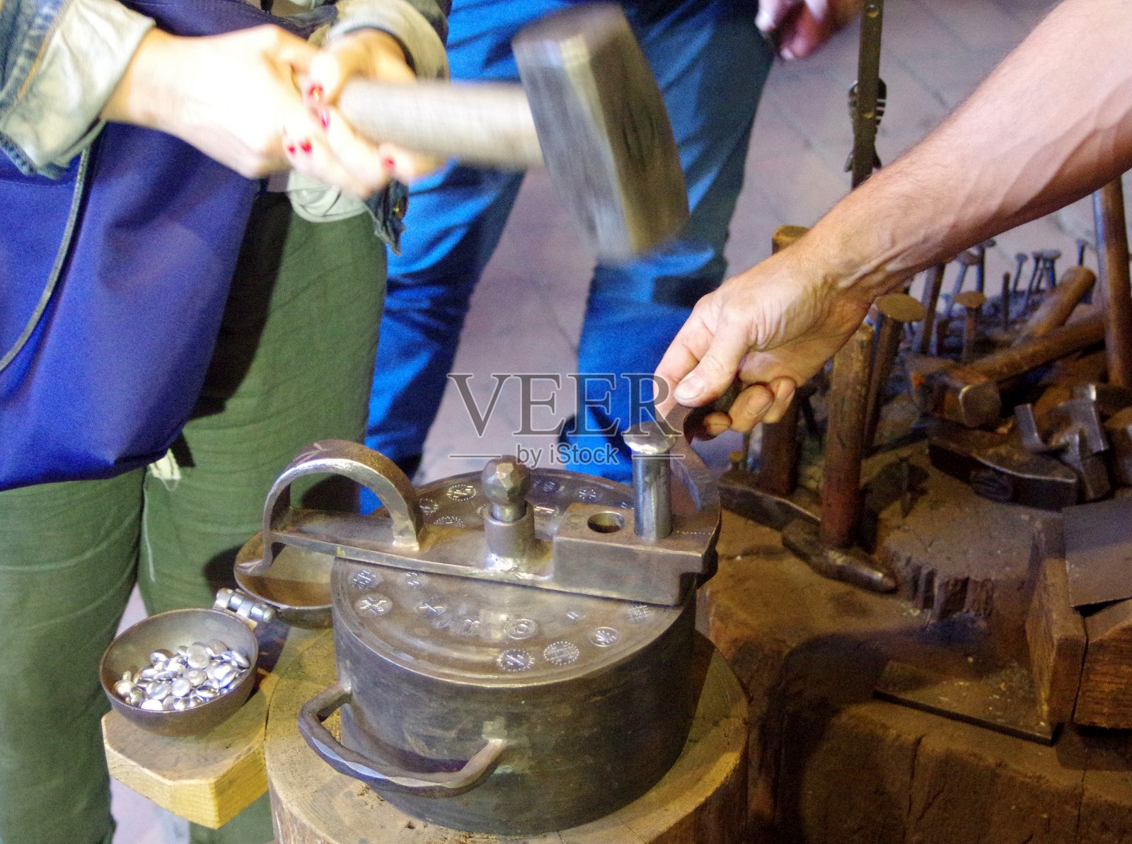 制作铝制硬币，如何制作硬币。铁匠制造硬币照片摄影图片