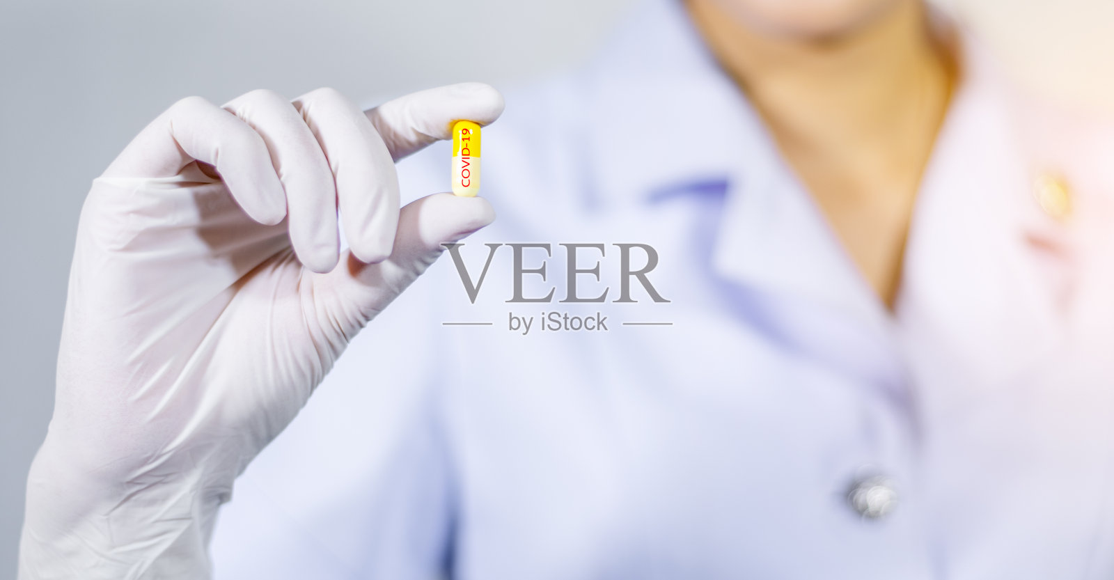 全世界都戴着口罩抗击冠状病毒。对抗世界各地病毒的概念照片摄影图片