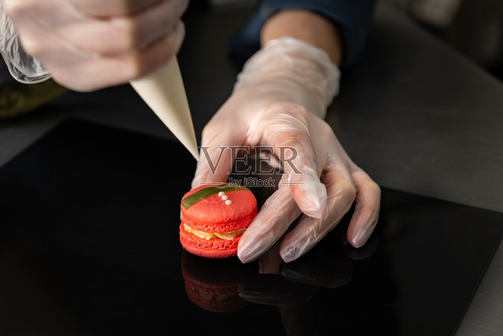 糖果商做了一个圣诞英雄形象的蛋糕照片摄影图片