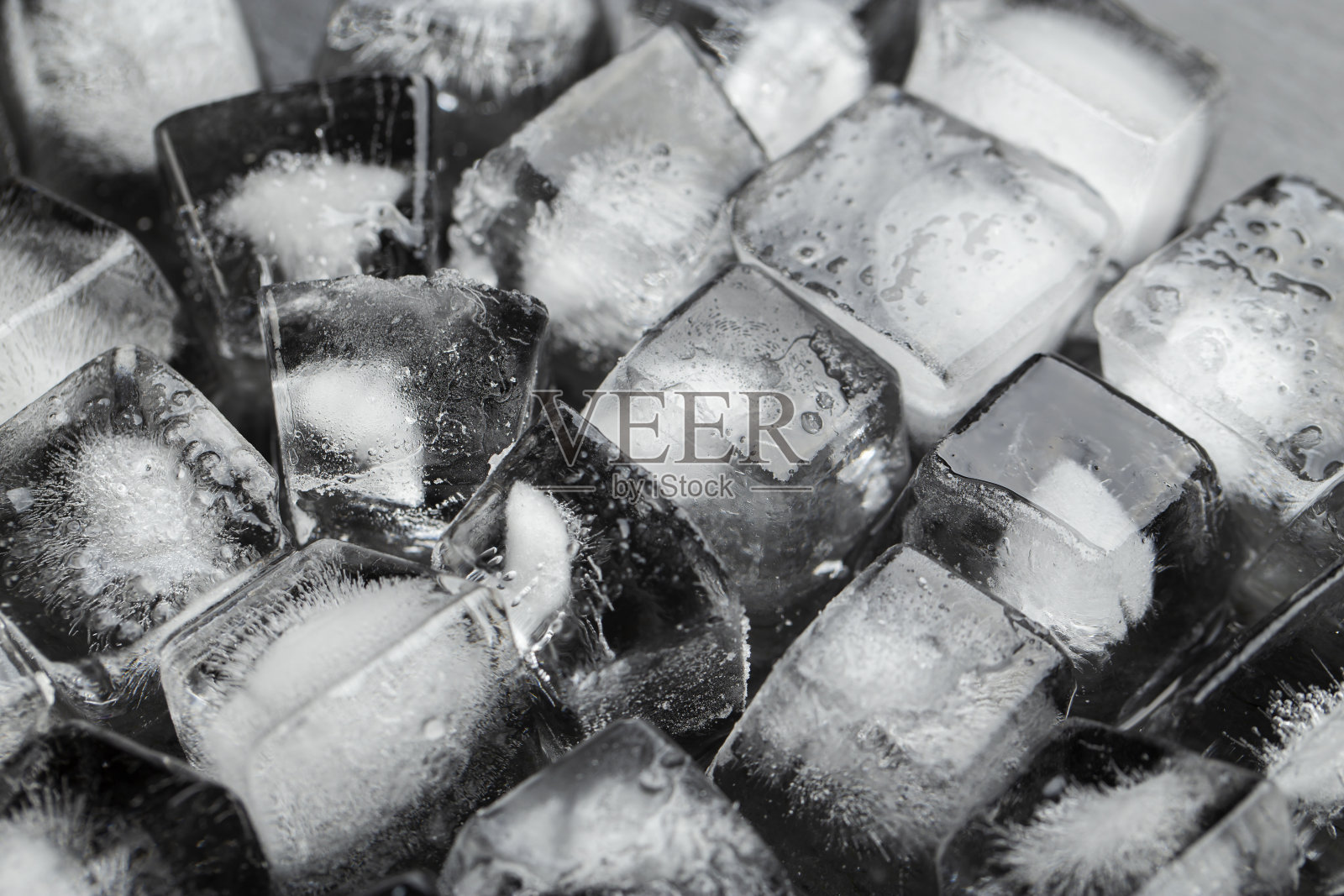 黑色背景上有很多冰块。照片摄影图片