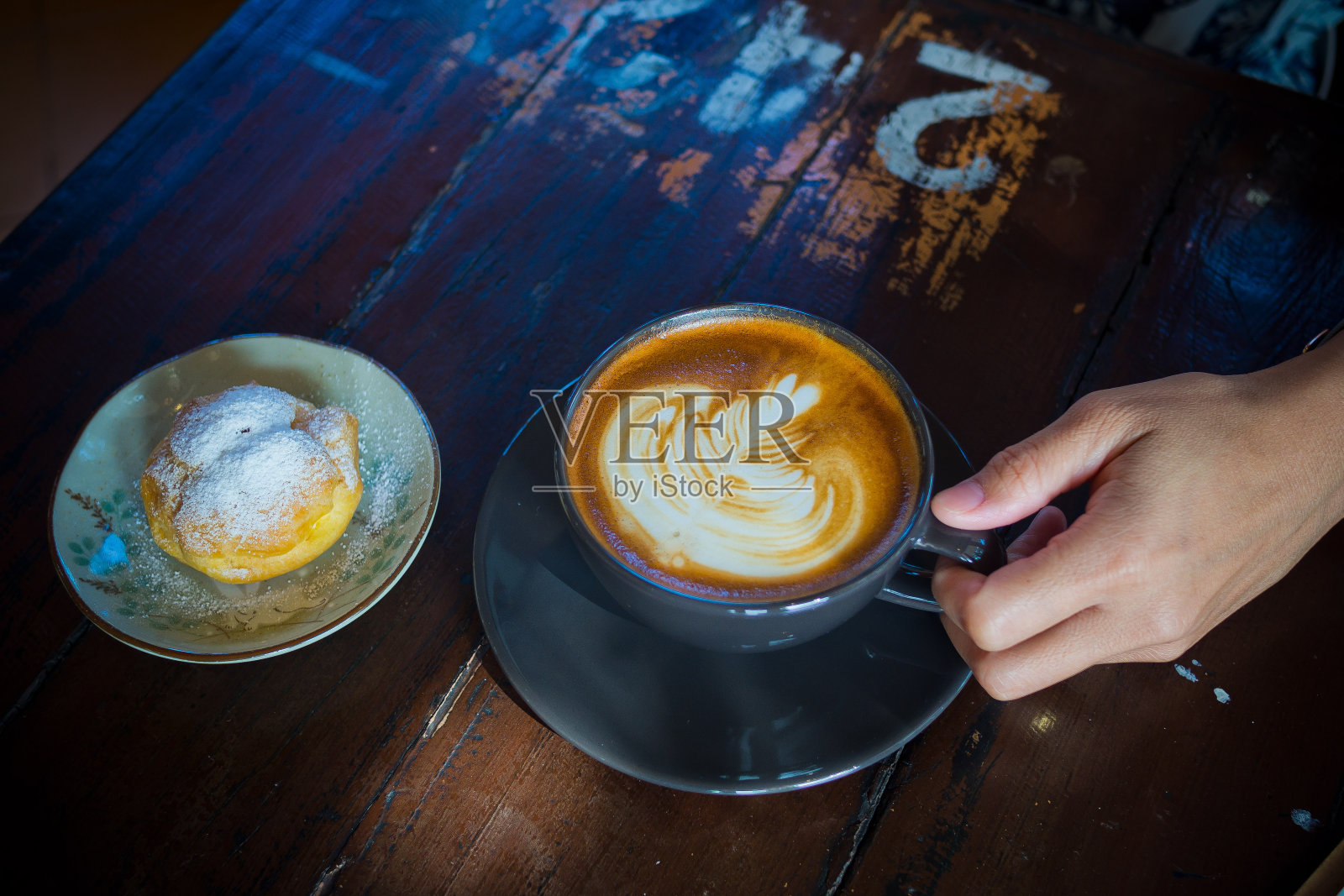 早上，桌上放着热咖啡杯，放松的时候，拿铁咖啡照片摄影图片