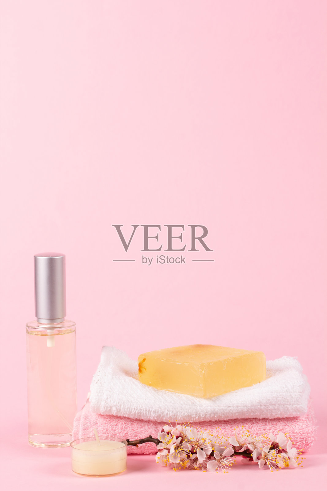 水疗概念在一个粉红色的背景与一个杏子的分支照片摄影图片