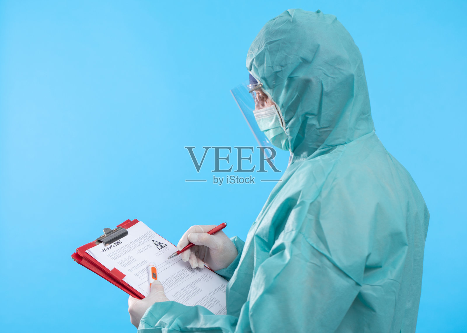 医生拿着冠状病毒或Covid-19阳性血液样本试管- 2019-nCoV大流行概念、新型冠状病毒、冠状病毒血液分析照片摄影图片