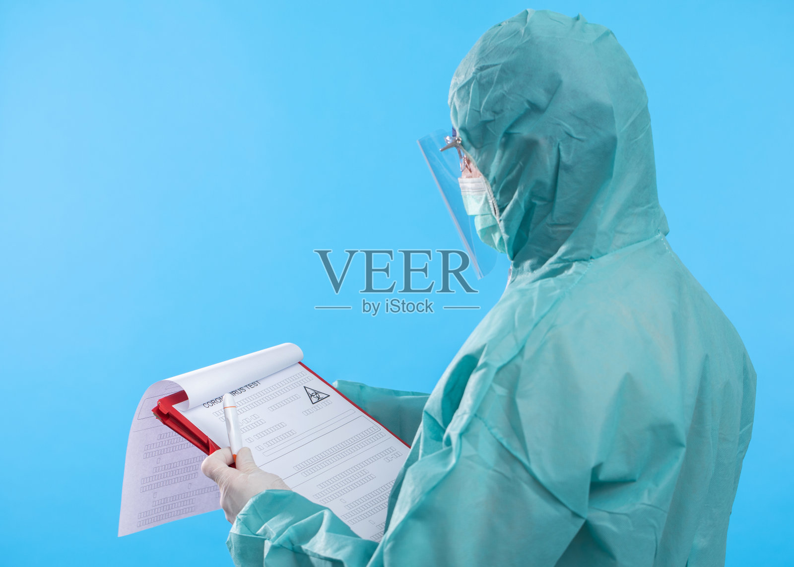 医生拿着冠状病毒或Covid-19阳性血液样本试管- 2019-nCoV大流行概念、新型冠状病毒、冠状病毒血液分析照片摄影图片