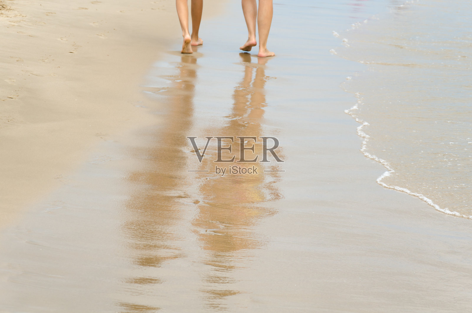 沙滩上女人的倒影照片摄影图片