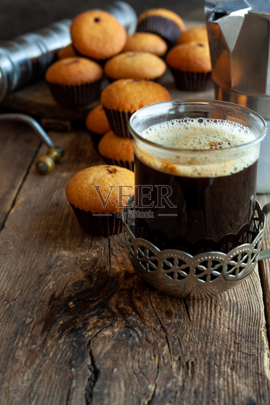 松饼——美味的糕点。桌上有美味的甜点，自制的松饼。切块蛋糕。简单的松饼照片摄影图片