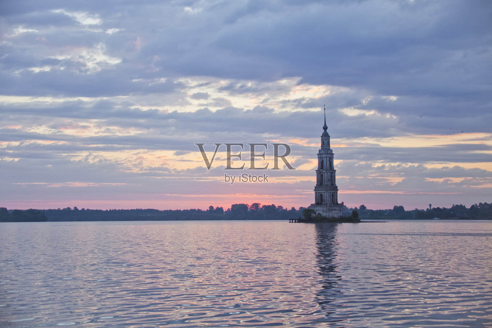 俄罗斯具有里程碑意义。洪水淹没的卡亚津的钟楼照片摄影图片